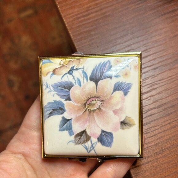Vintage Gold-tone Floral Compact Mirror in Box Made in Japan 🇯🇵 - Picture 4 of 11